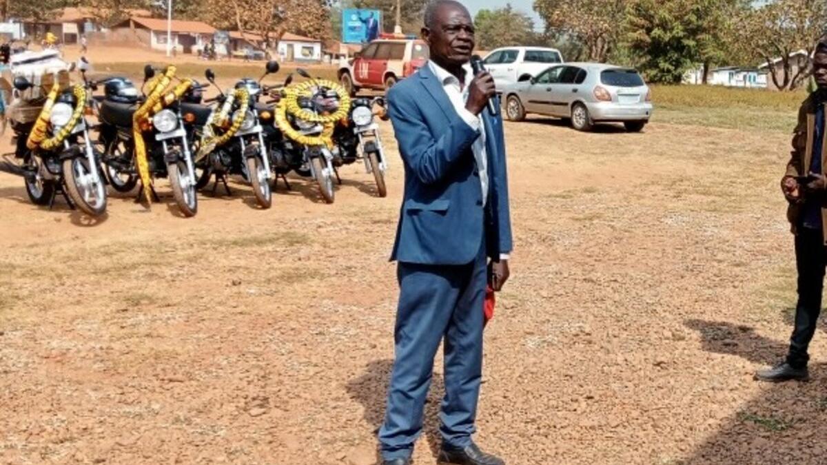 Un représentant prend la parole dans un microphone.