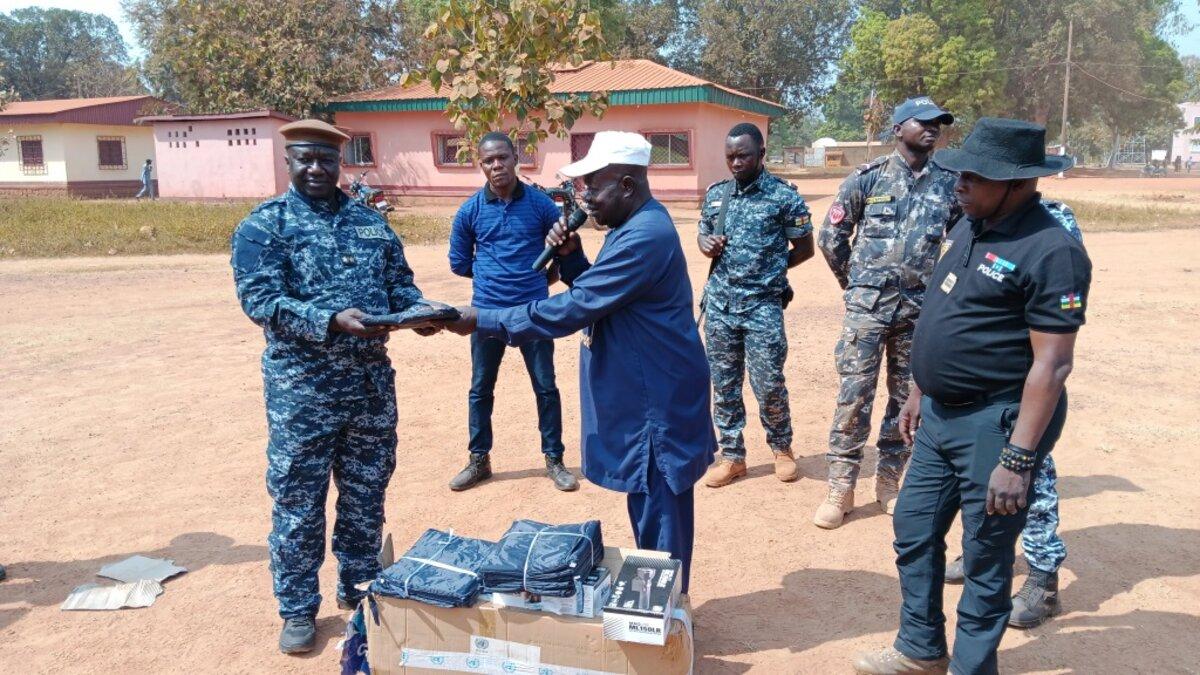 Deux représentants échangent des kits.