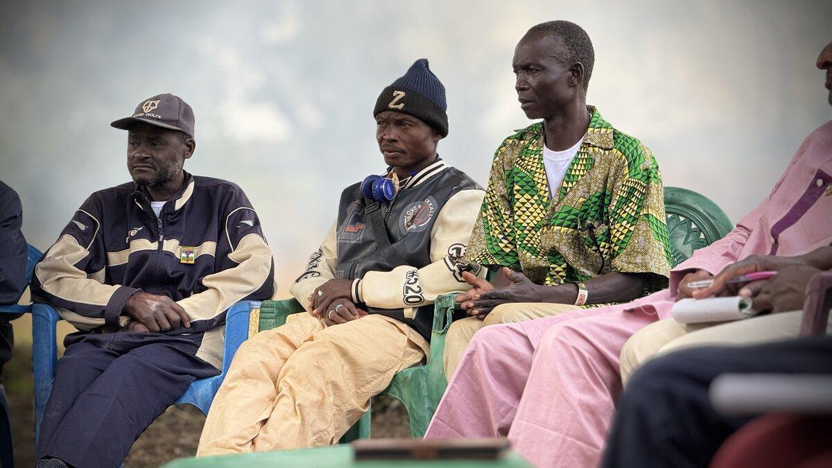 Un public assis est photographié.