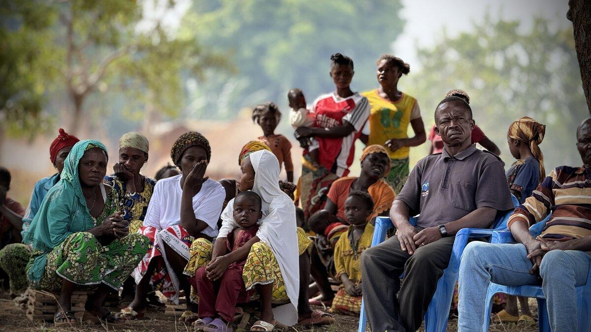 Un public assis est photographié.