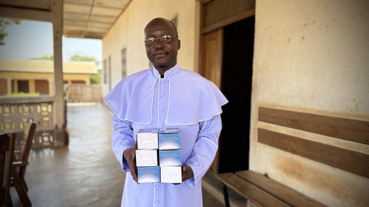 Un représentant religieux tient un équipement radio.