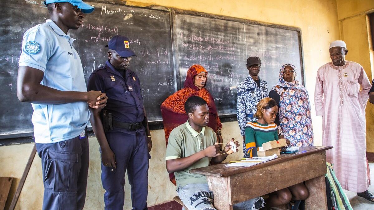 Des représentants entourent une table de vote. 