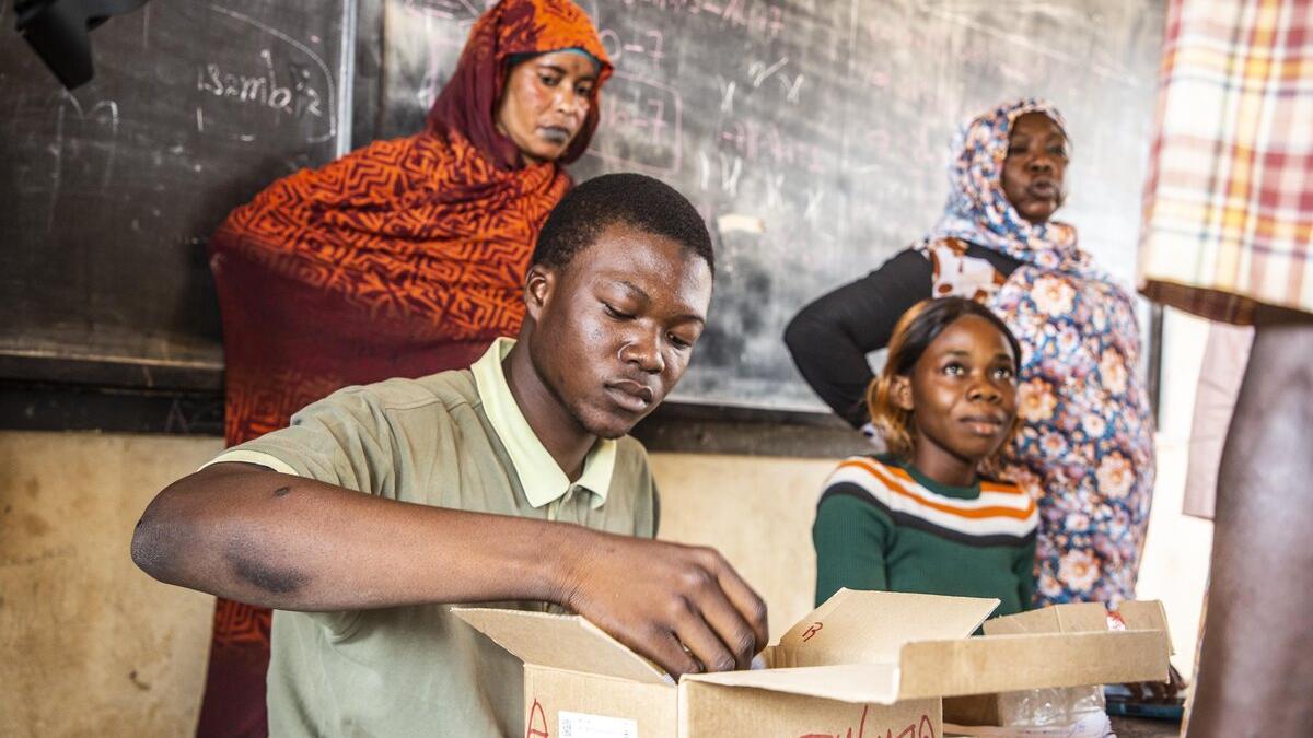 Des représentants du bureau de vote.