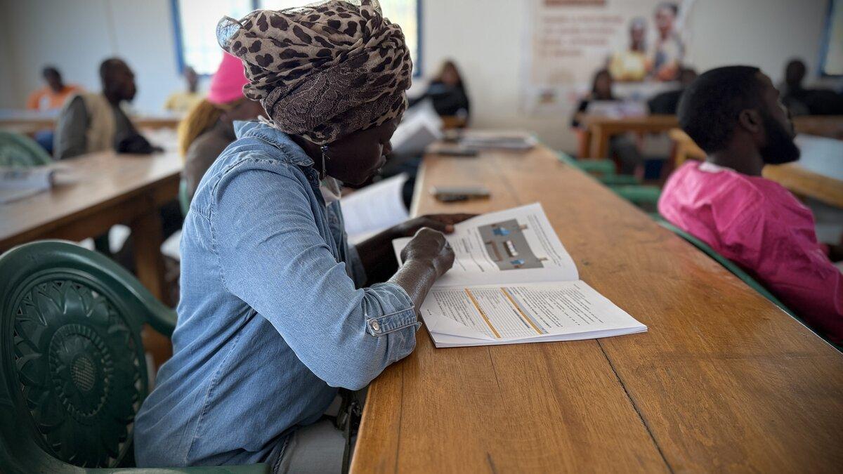 Une personne lit un dépliant d’information.
