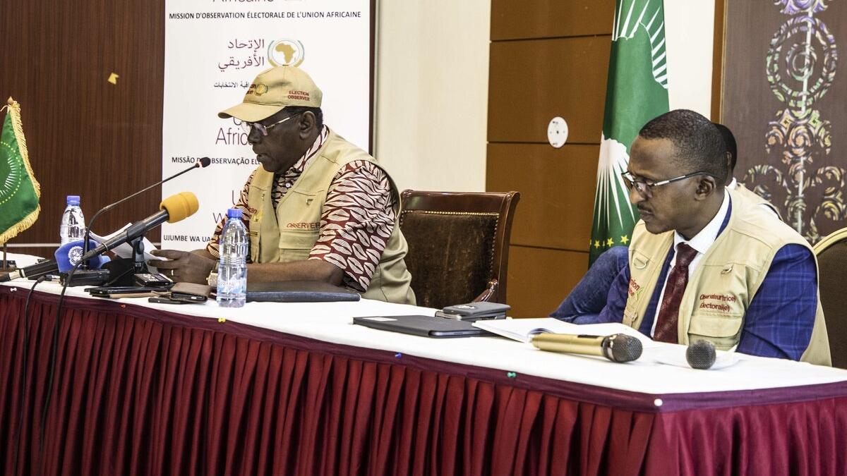 Deux intervenants participent à une table ronde lors d'une conférence.