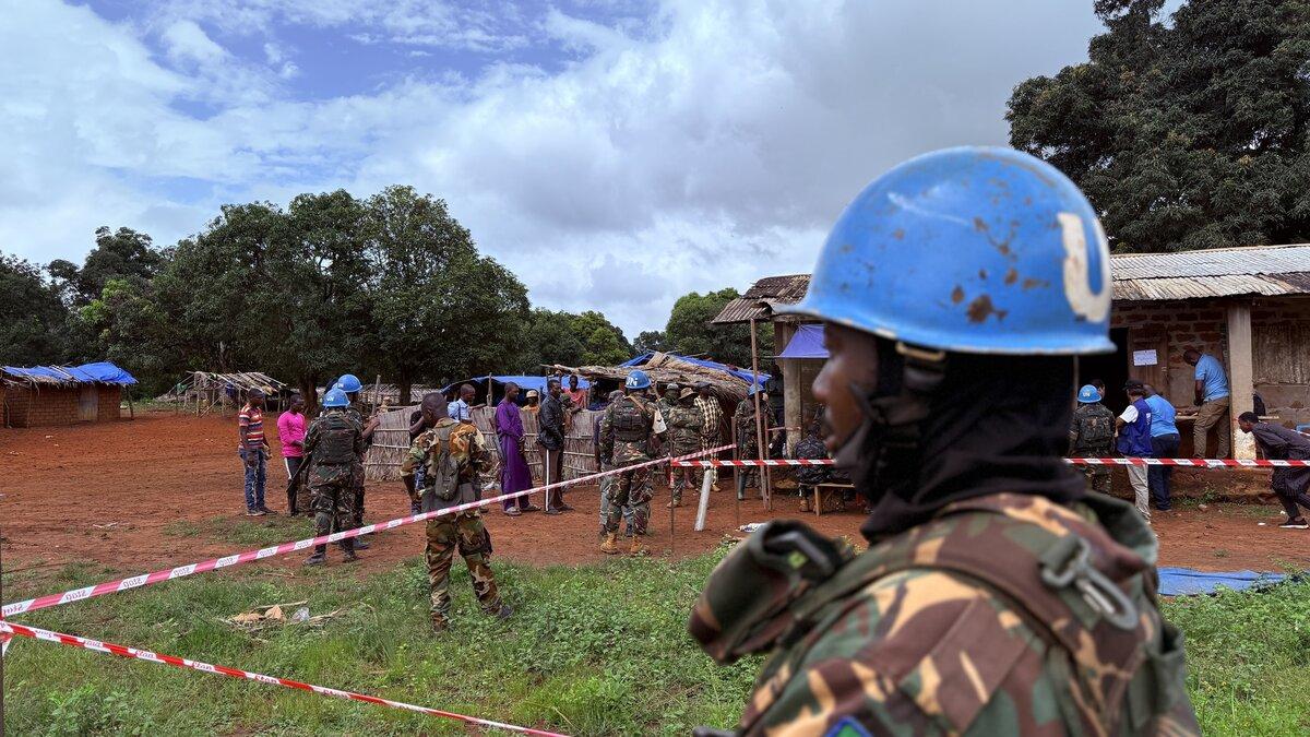 Un casque bleu se tient dehors.