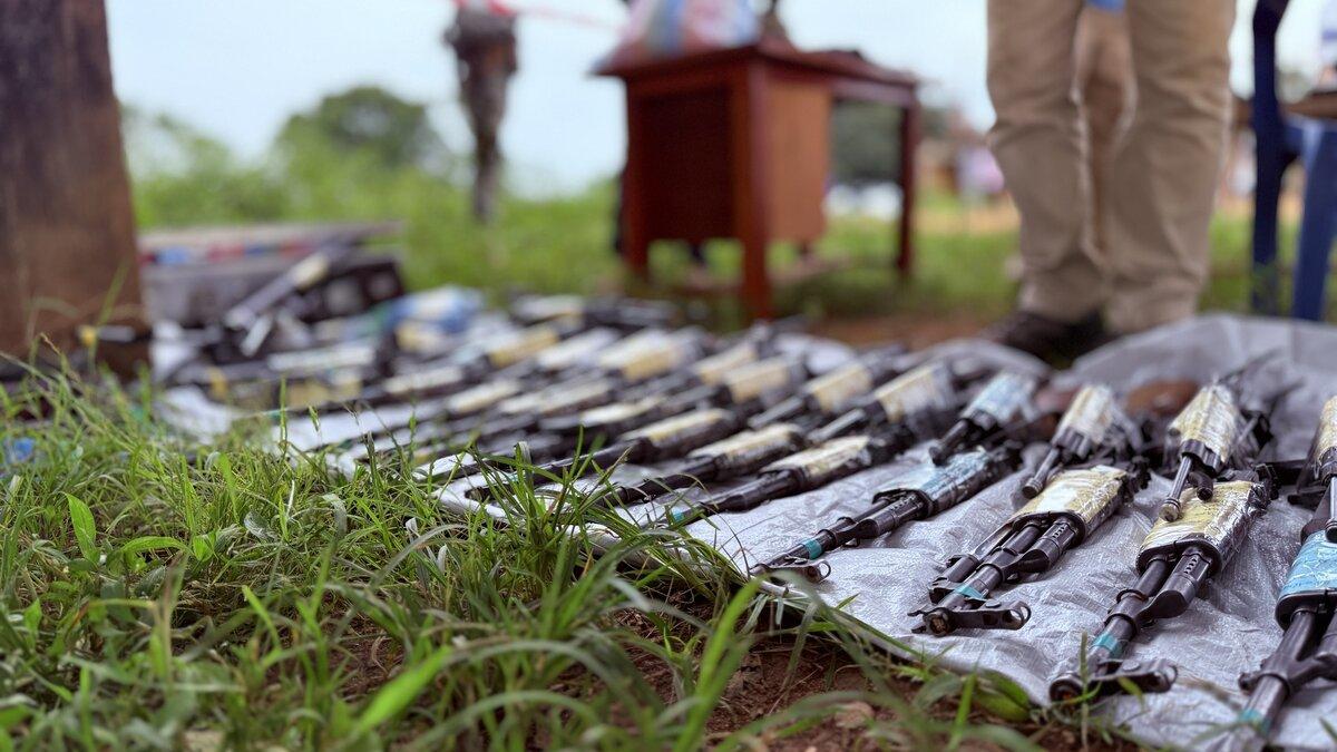 Des armes sont disposées au sol.