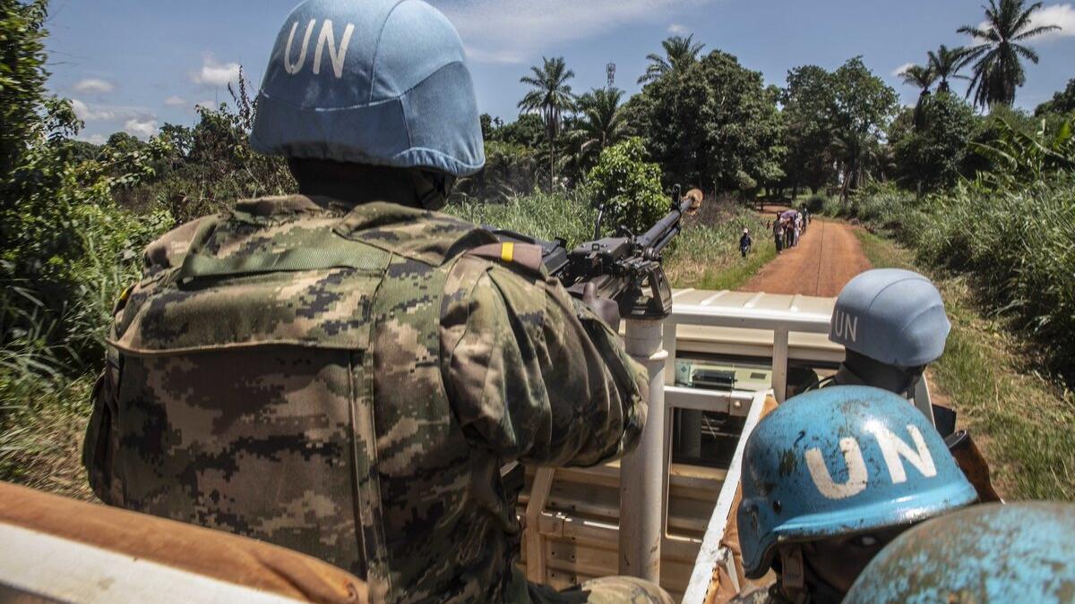 Des casques bleus de l’ONU sont à bord d’un véhicule armé de l’ONU.