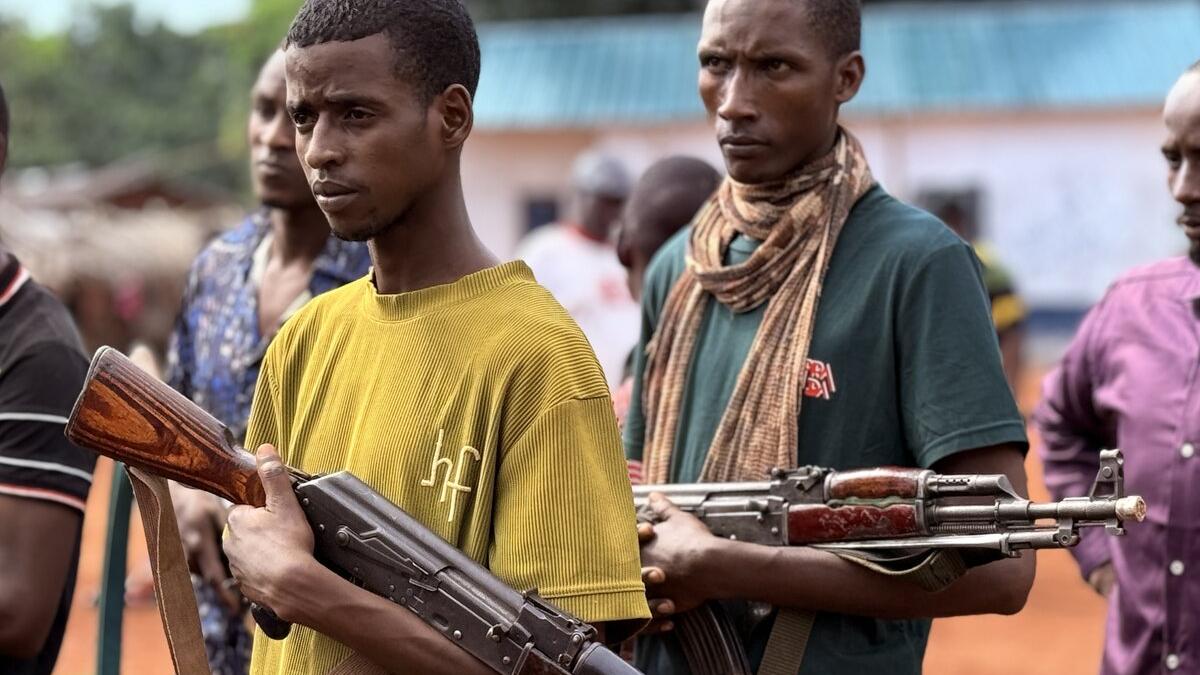 Des personnes sont photographiées tenant des munitions. 