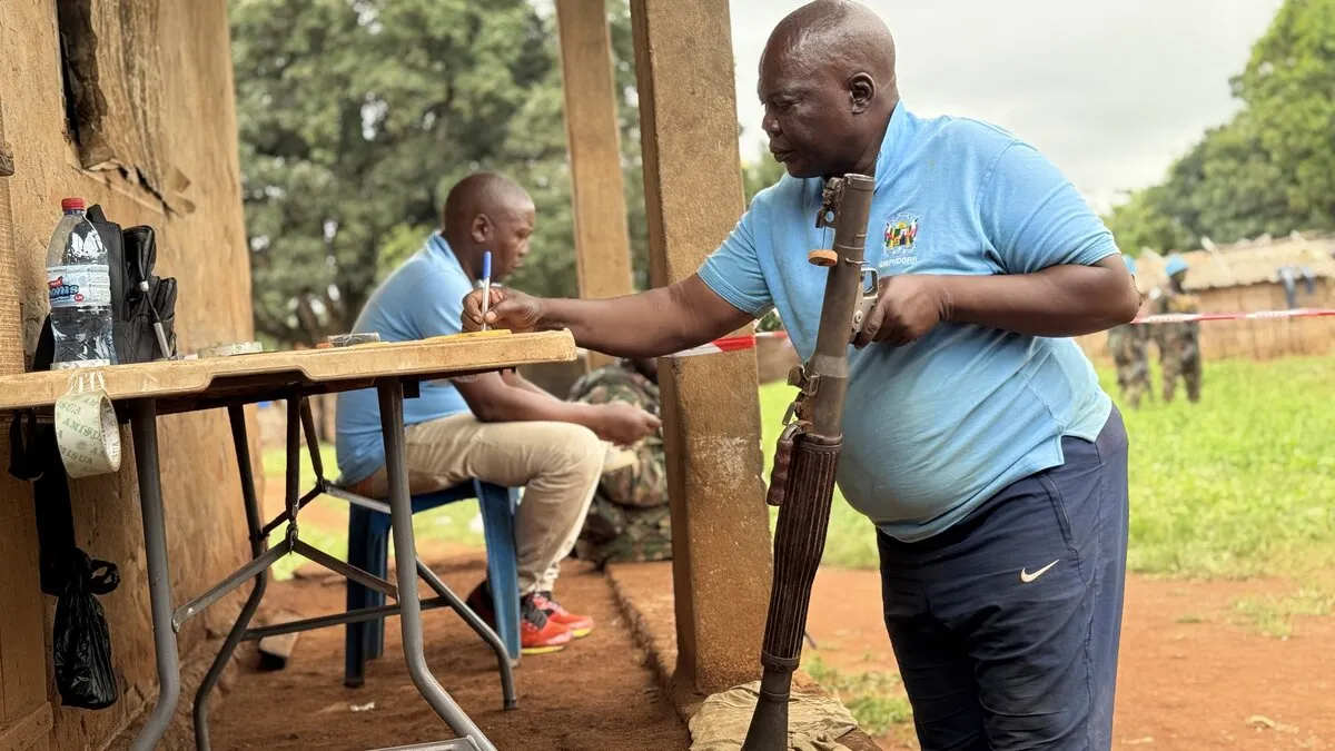 Un représentant consigne des informations sur des munitions. 