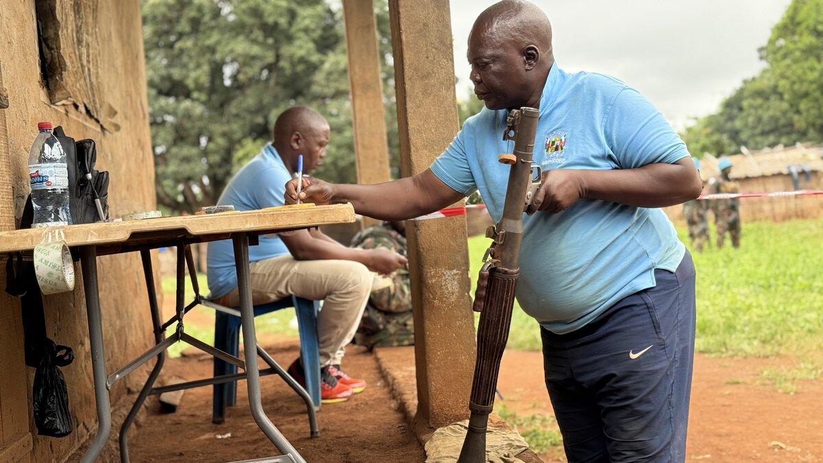 Un représentant consigne des informations sur des munitions. 