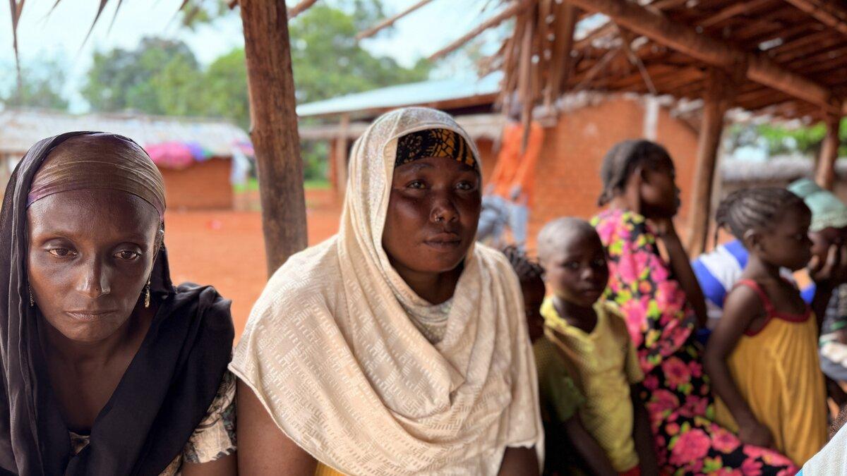 Des membres de la communauté sont photographiés. 