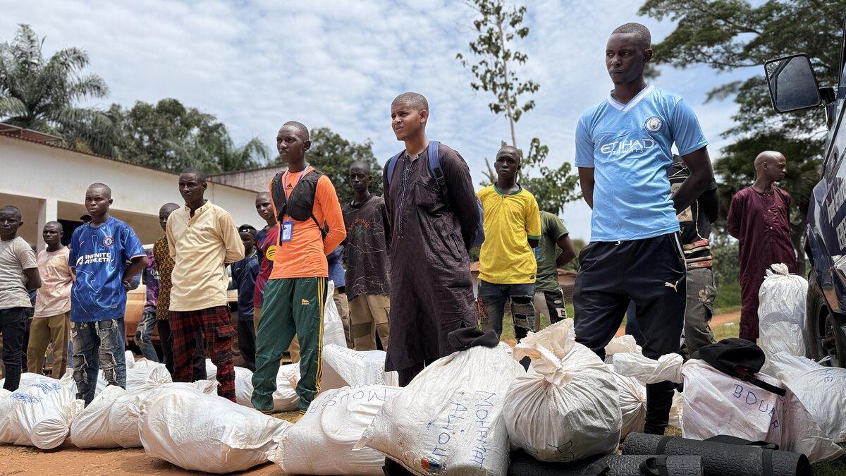 D’anciens combattants sont photographiés avec des kits.