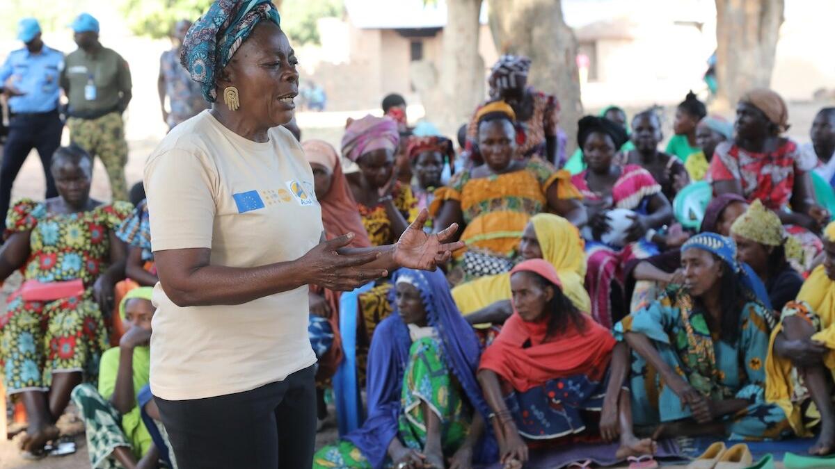 Un intervenant s’adresse à un public.