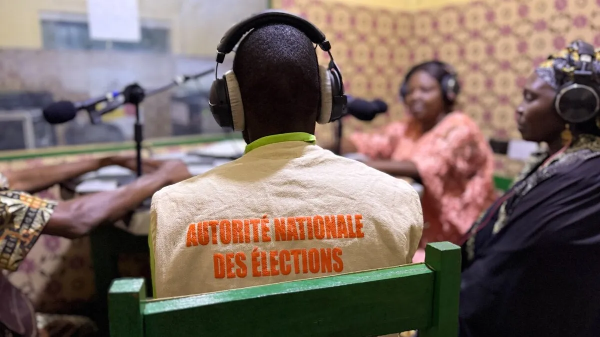 Un représentant porte un gilet avec les mots « Autorité Nationale des Élections ».