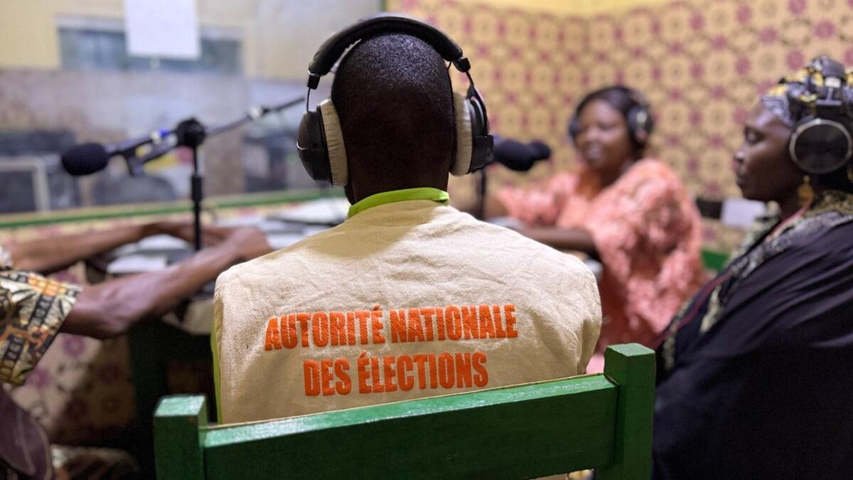 Un représentant porte un gilet avec les mots « Autorité Nationale des Élections ».