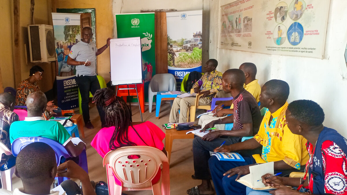 Un groupe assiste à une présentation.