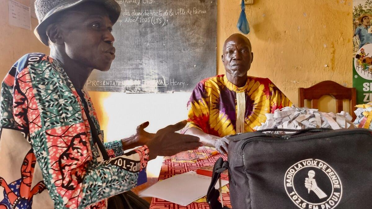 Deux représentants de la radio parlent à une table.