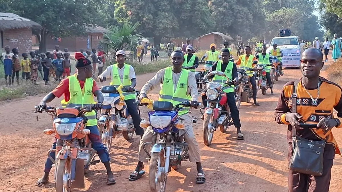 Des personnes en gilet haute visibilité font partie d’un convoi de motos.