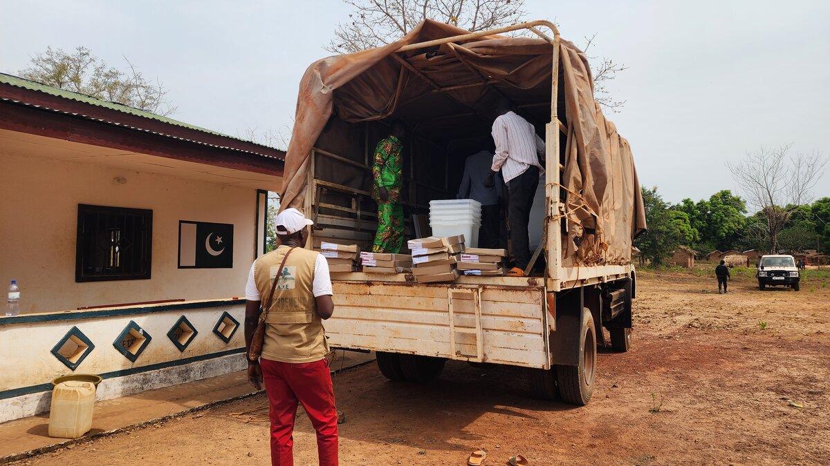 Des travailleurs entourent un véhicule de ravitaillement.