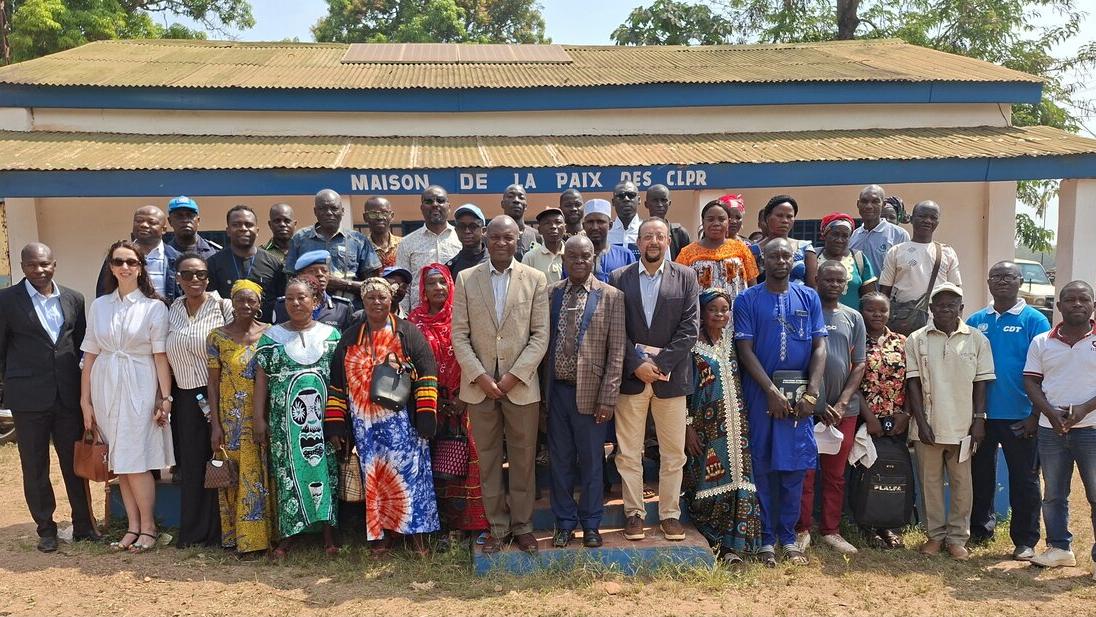 Des représentants posent pour une photo commémorative.