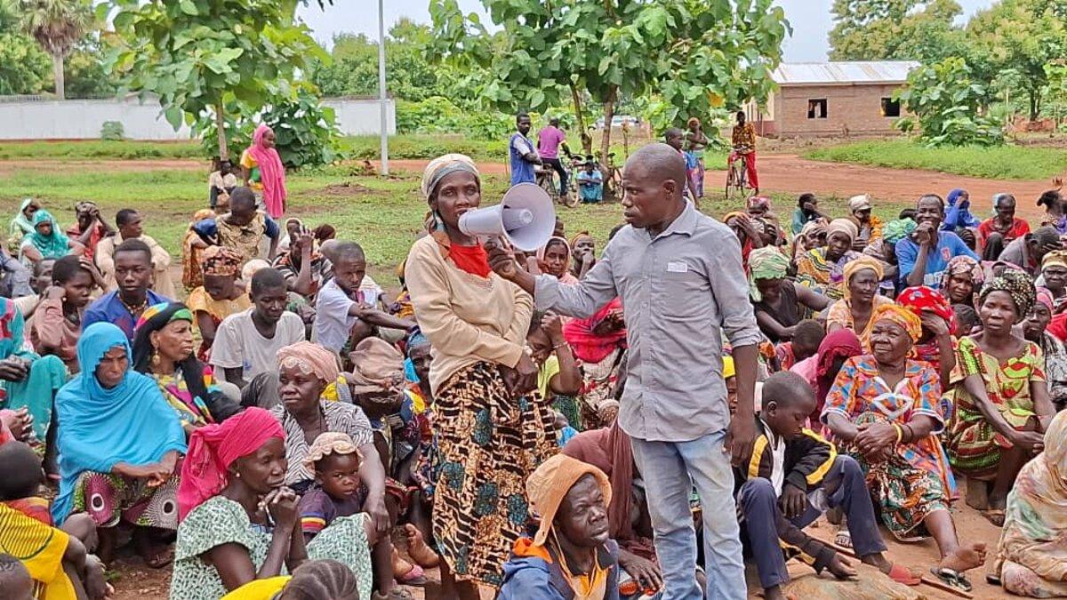 Une personne parle dans un mégaphone depuis le public.