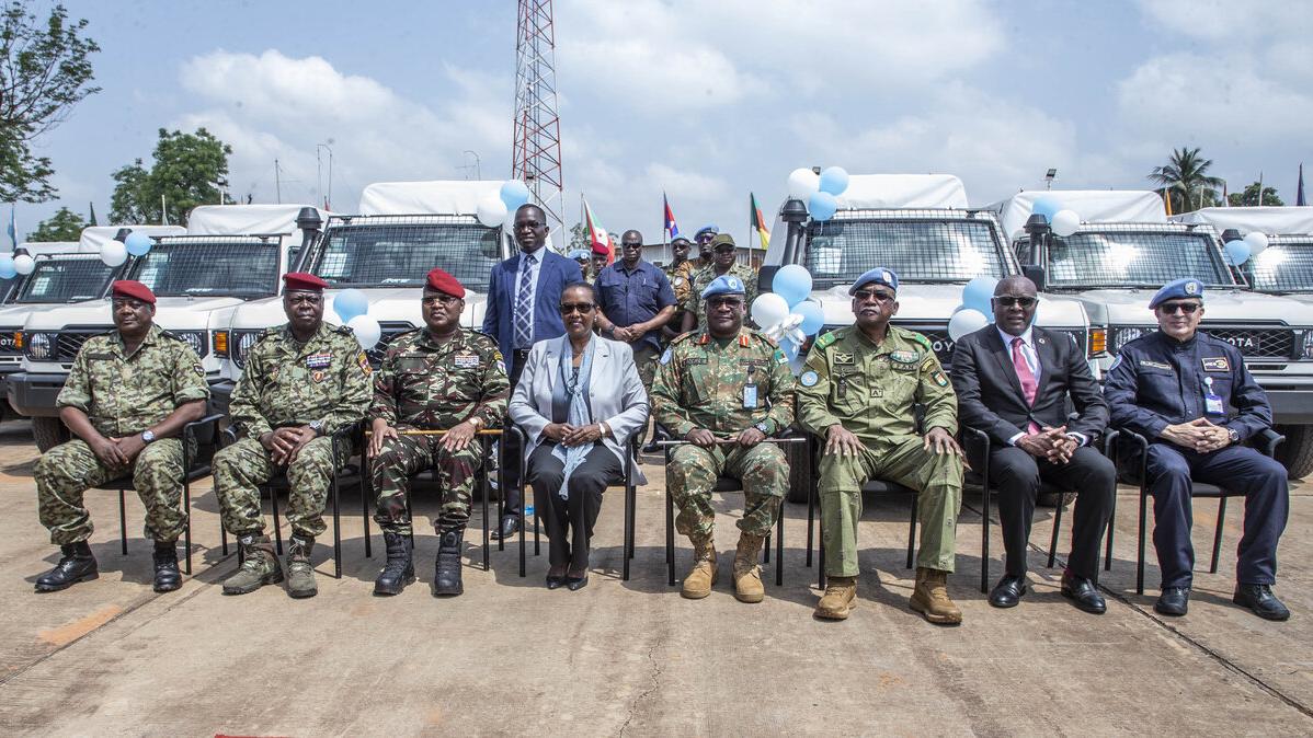 Valentine Rugwabiza et des casques bleus posent pour une photo commémorative.