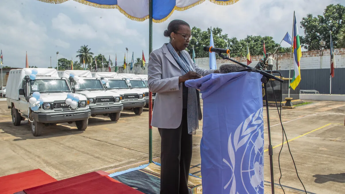 Valentine Rugwabiza parle à un public depuis un podium. 