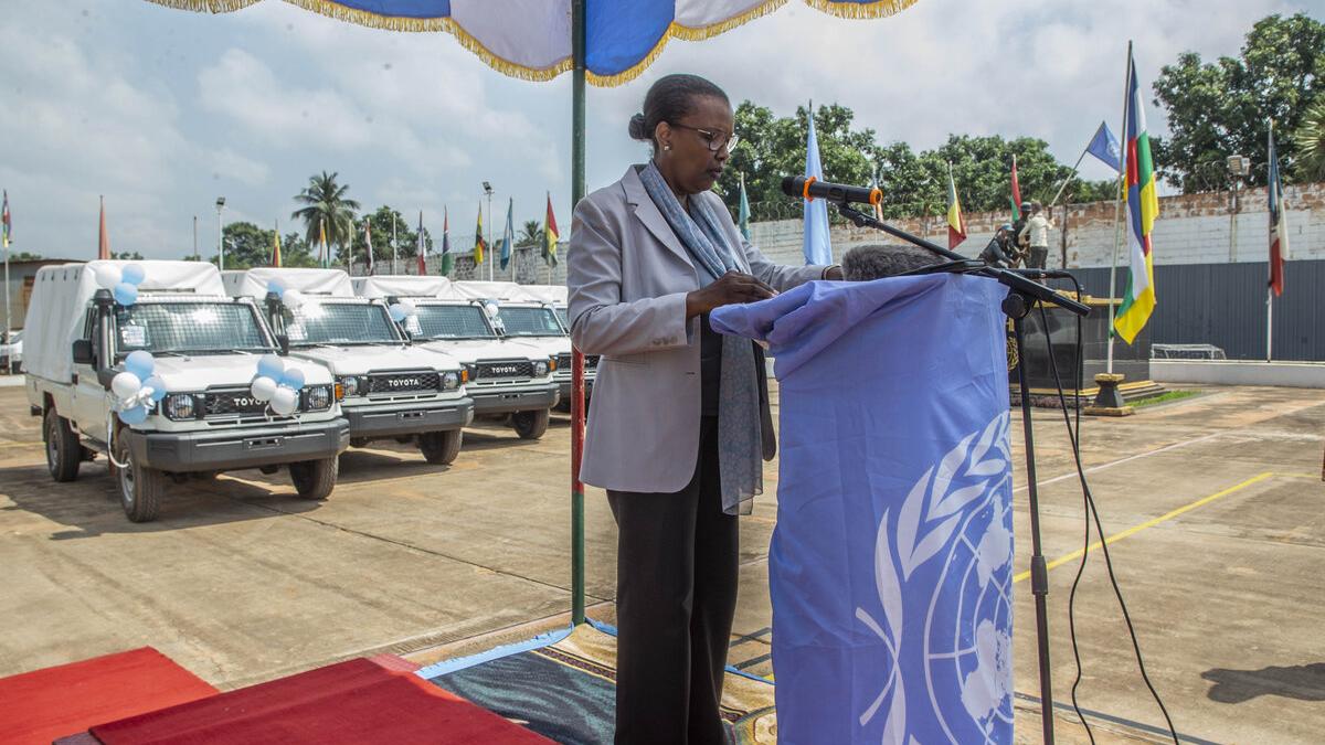 Valentine Rugwabiza parle à un public depuis un podium.