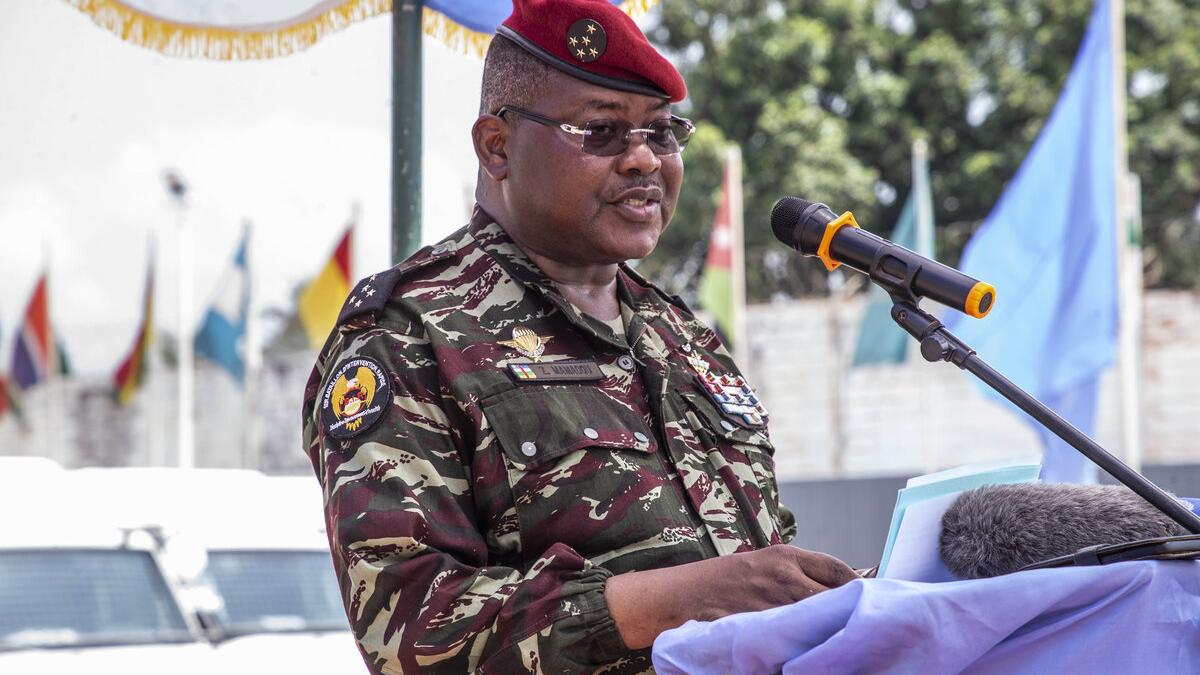 Le général Mamadou Zéphirin parle à un public depuis un podium.