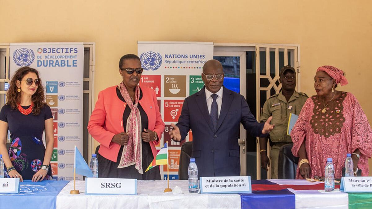 Le Ministre de la Santé parle lors d’un panel. 