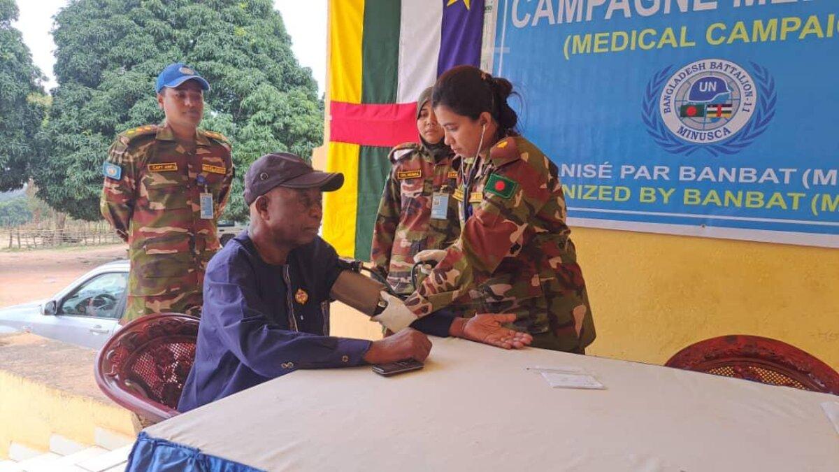 Un patient reçoit des soins d’un médecin. 