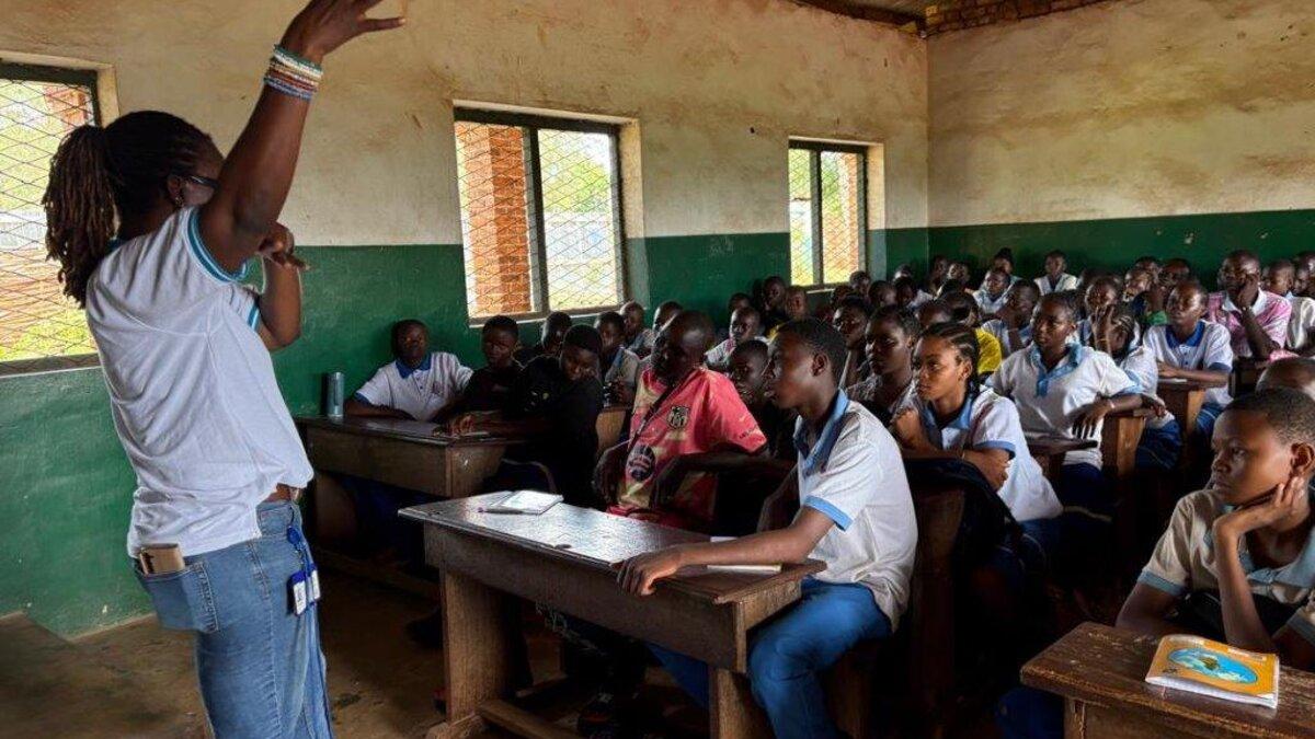 Un intervenant parle à un public. 