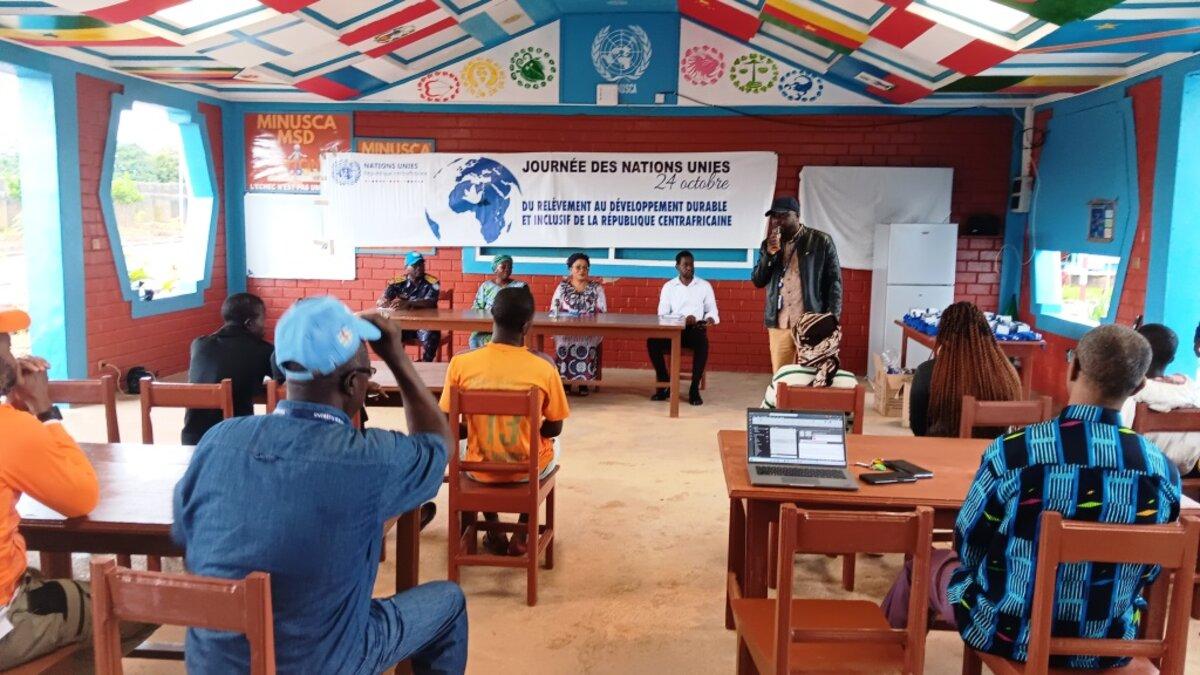 Un membre d’un panel s’adresse à un public.