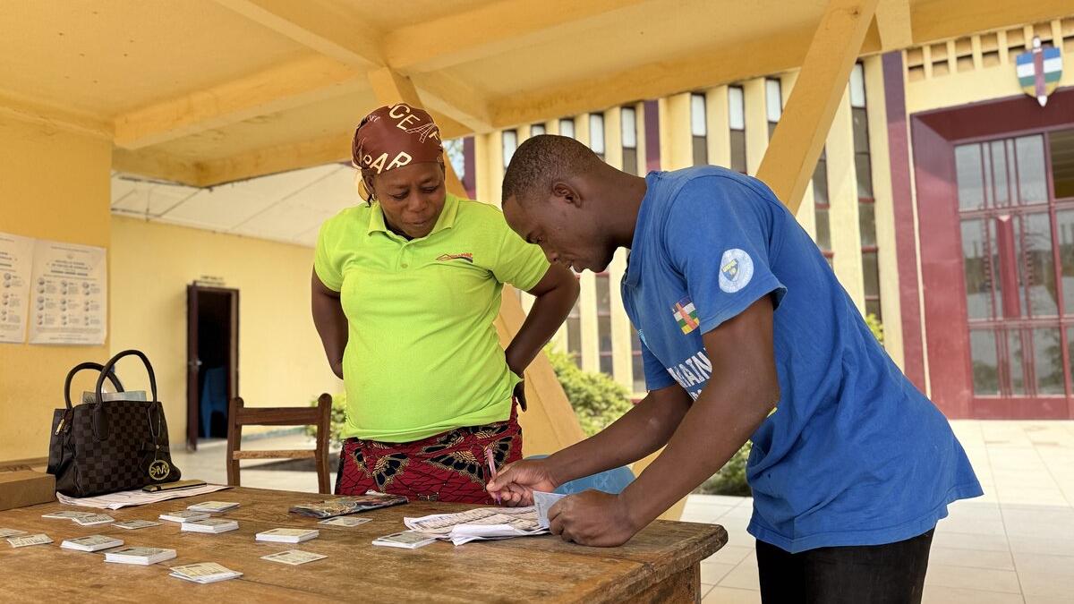 Des représentants travaillent dans un bureau de vote.
