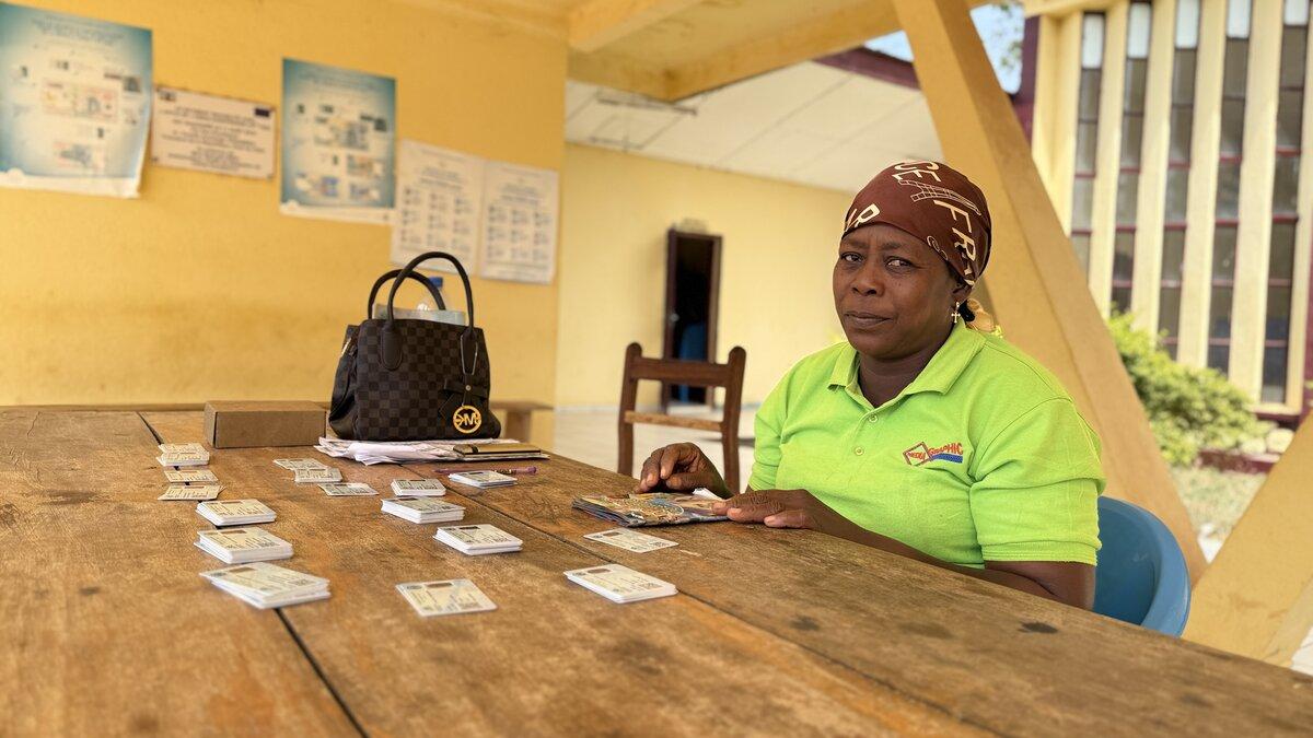 Un agent de bureau de vote est photographié à une table.