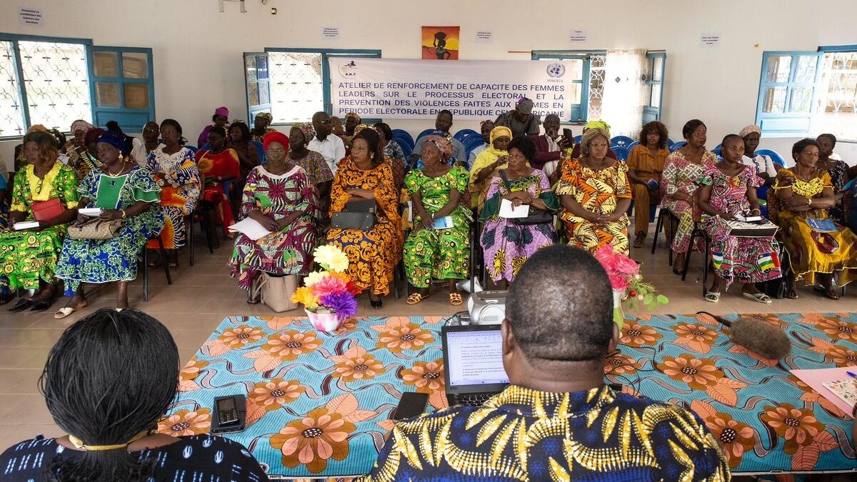 Un groupe de femmes est photographié lors d'une table ronde.