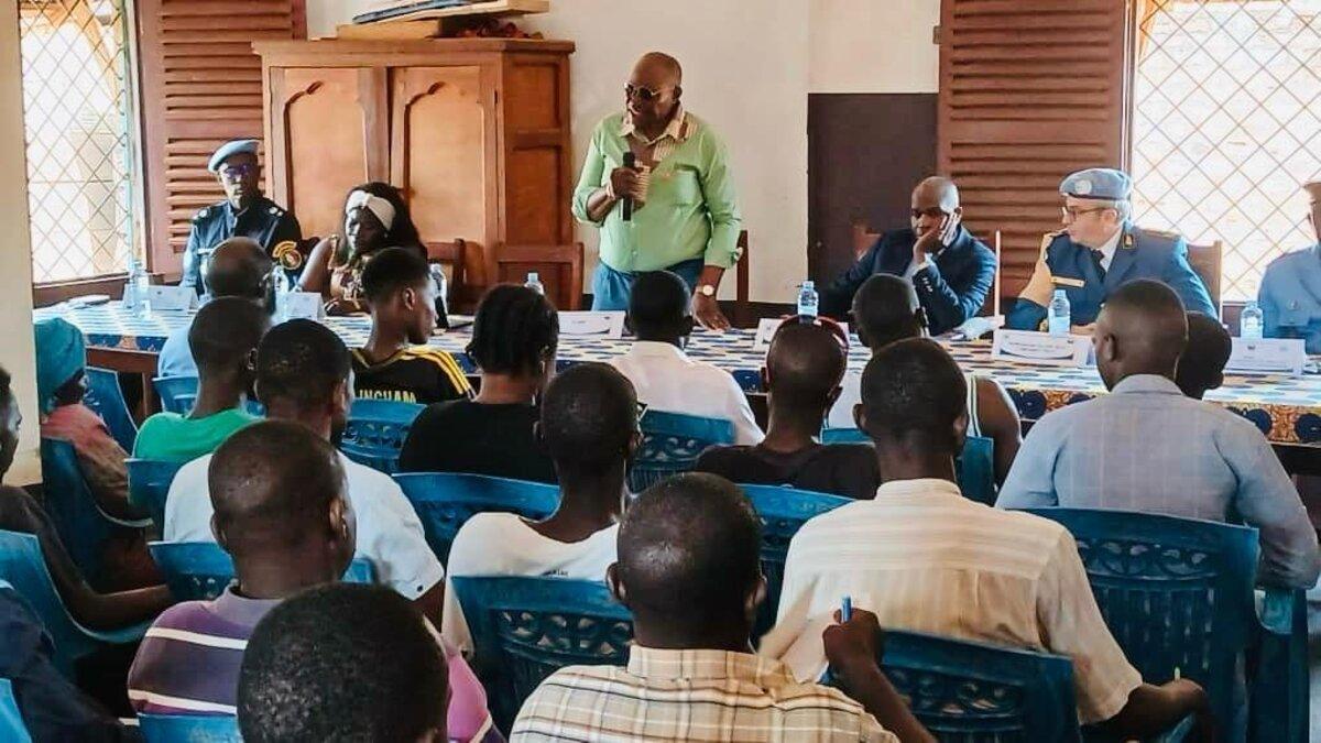 Un intervenant parle à un public assis.