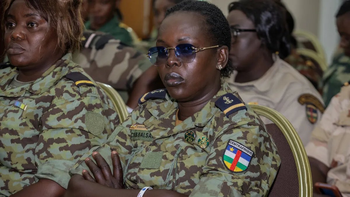Un Casque bleu représentant la République centrafricaine est photographié. 