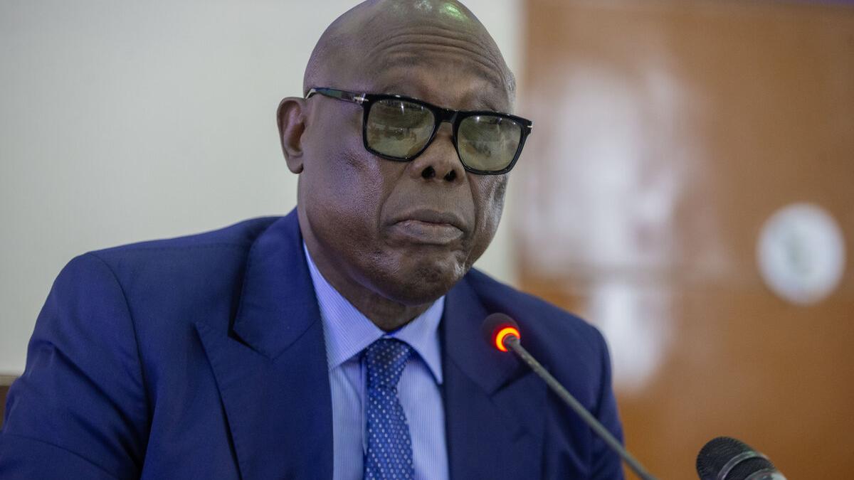 Félix Moloua, Premier ministre de la République centrafricaine, parle dans un microphone. 