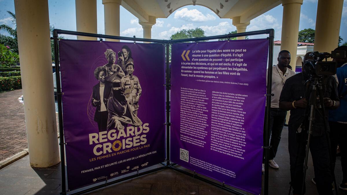 Une bannière porte les mots « Regards Croisés : Les femmes en marche pour la paix ». 