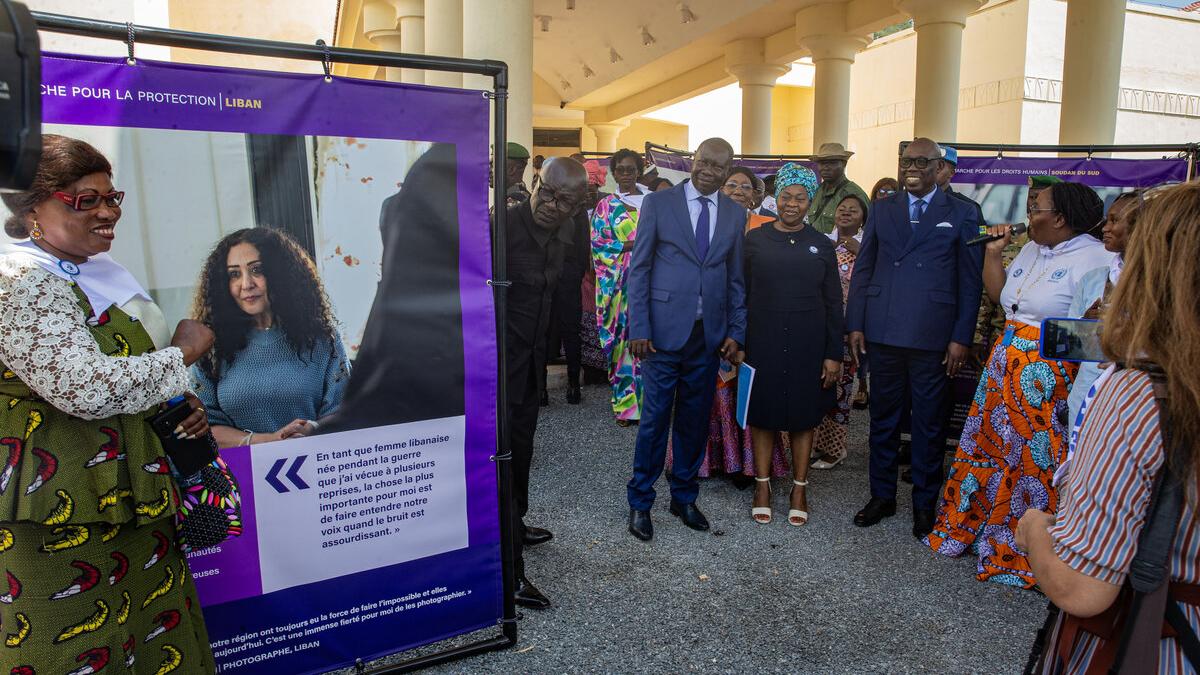 Le Premier ministre et d’autres représentants visitent une exposition en plein air. 