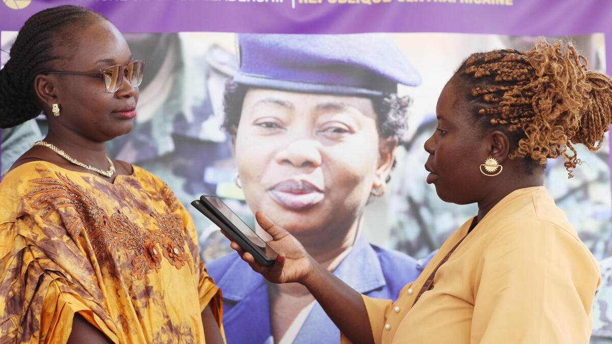 Rosalie Kobo est interviewée à l’extérieur du lieu de l’événement.