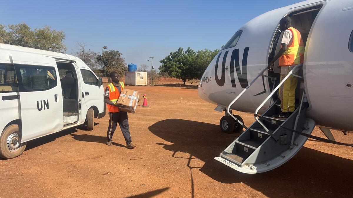 Un homme charge une caisse à bord d'un avion des Nations Unies.