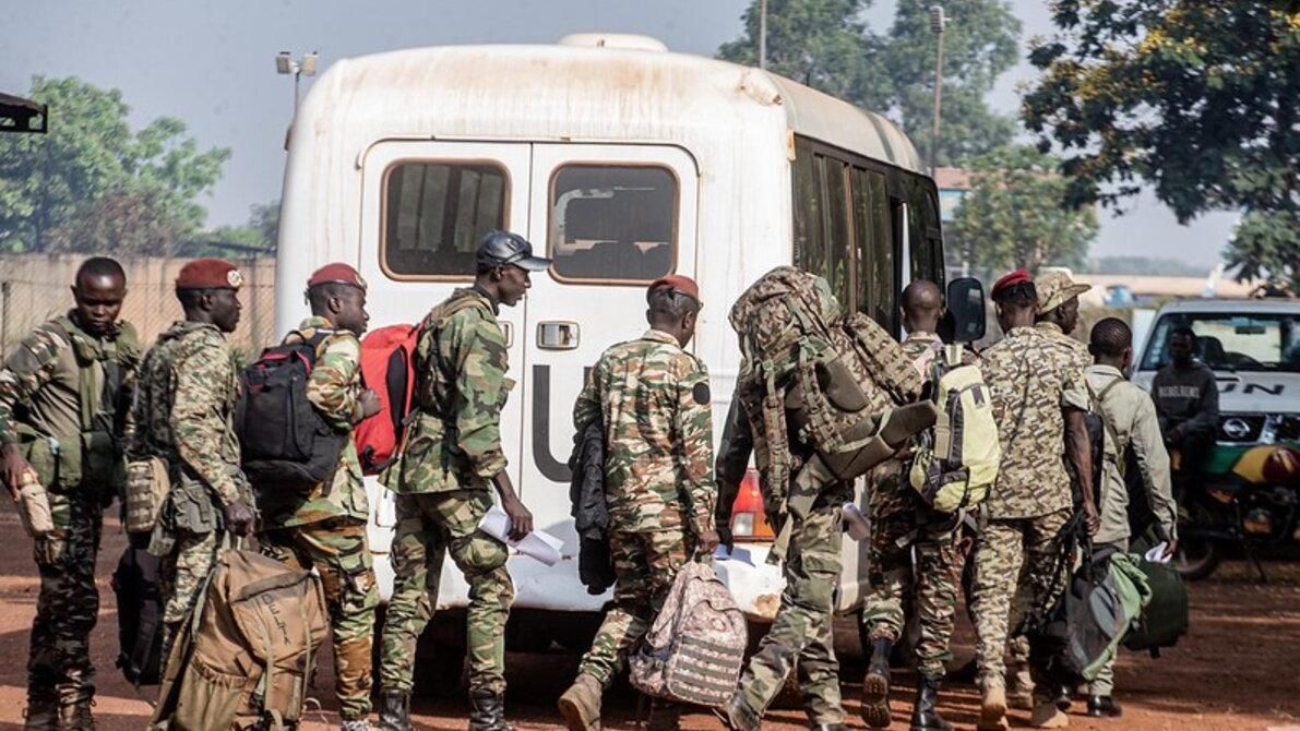 Des Casques bleus montent dans un véhicule de l’ONU. 