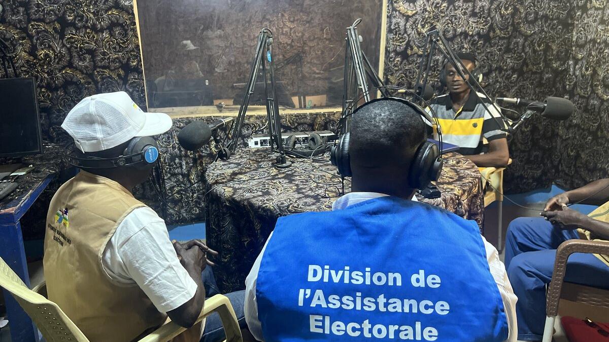 Deux représentants sont interviewés dans un studio de radio.