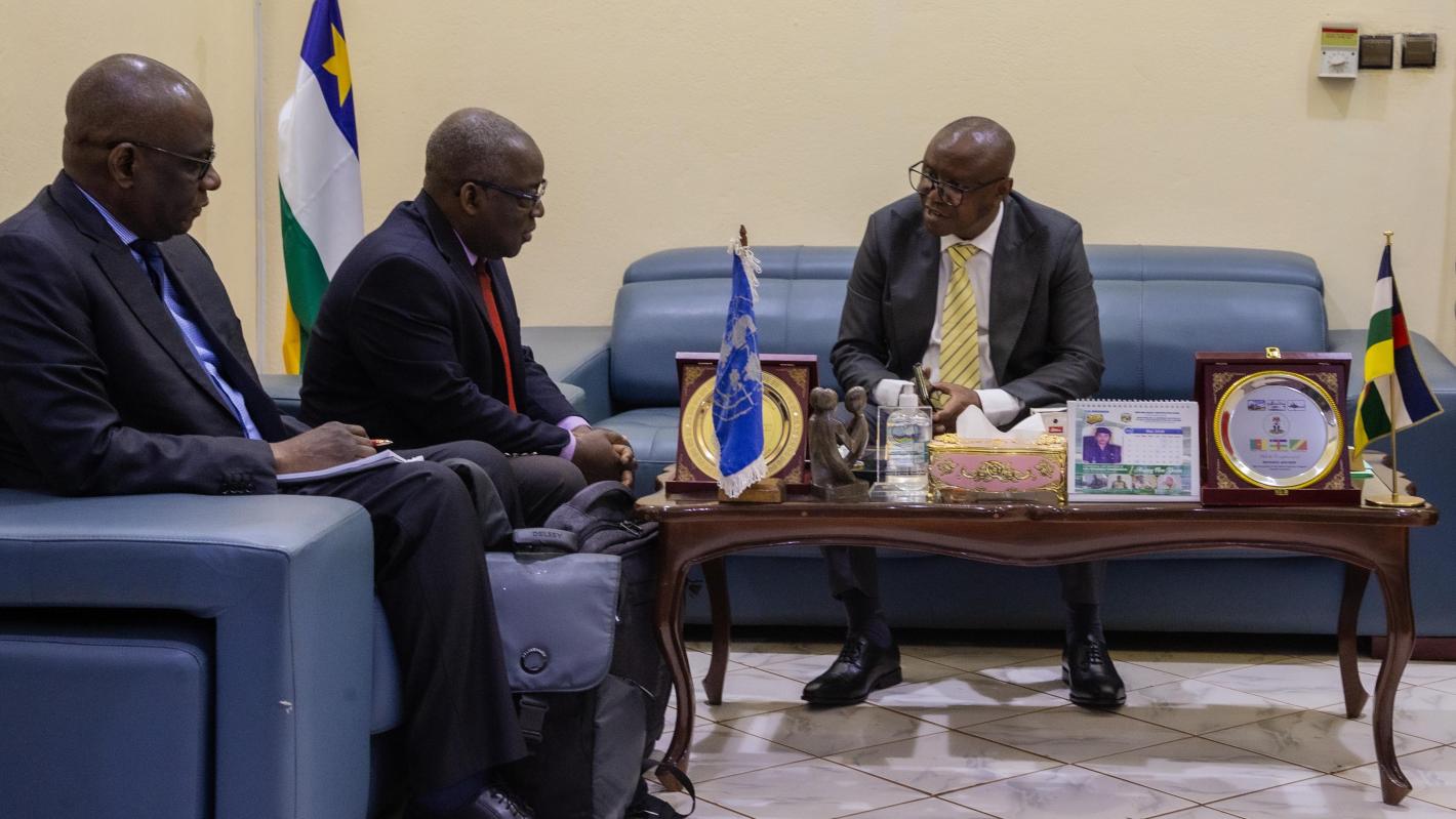 2026-05-20-21-visite_de_lexpert_independant_au_droit_de_lhomme_a_bangui_5716_copie.jpg