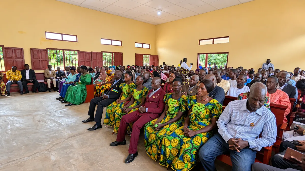 Mbollo Kpata : quatre femmes, quatre hommes. Le nouveau conseil municipal affiche une parité parfaite, avec une représentation égale des femmes et des hommes dans la gestion de la commune. Photo : Syntyche Mantar Tompté