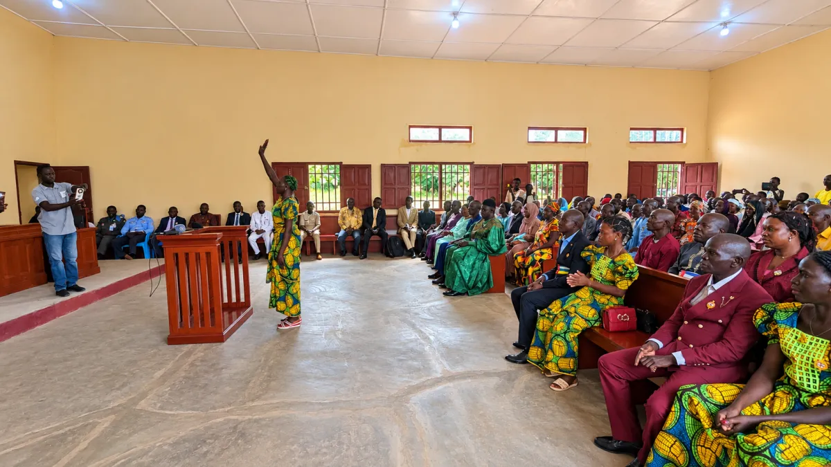 Mbollo Kpata : quatre femmes, quatre hommes. Le nouveau conseil municipal affiche une parité parfaite, avec une représentation égale des femmes et des hommes dans la gestion de la commune. Photo : Syntyche Mantar Tompté Mbollo Kpata : quatre femmes, quatre hommes. Le nouveau conseil municipal affiche une parité parfaite, avec une représentation égale des femmes et des hommes dans la gestion de la commune. Photo : Syntyche Mantar Tompté