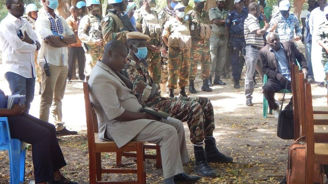 Des représentants assistent à un événement.